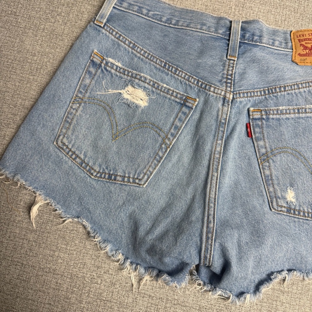 Levi's 501 High Rise Cut Off‎ Denim Shorts W26 Light Wash Distressed Frayed Hem - Picture 5 of 13